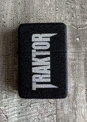 TRAKTOR zapalovač - black - "kov-benzin"